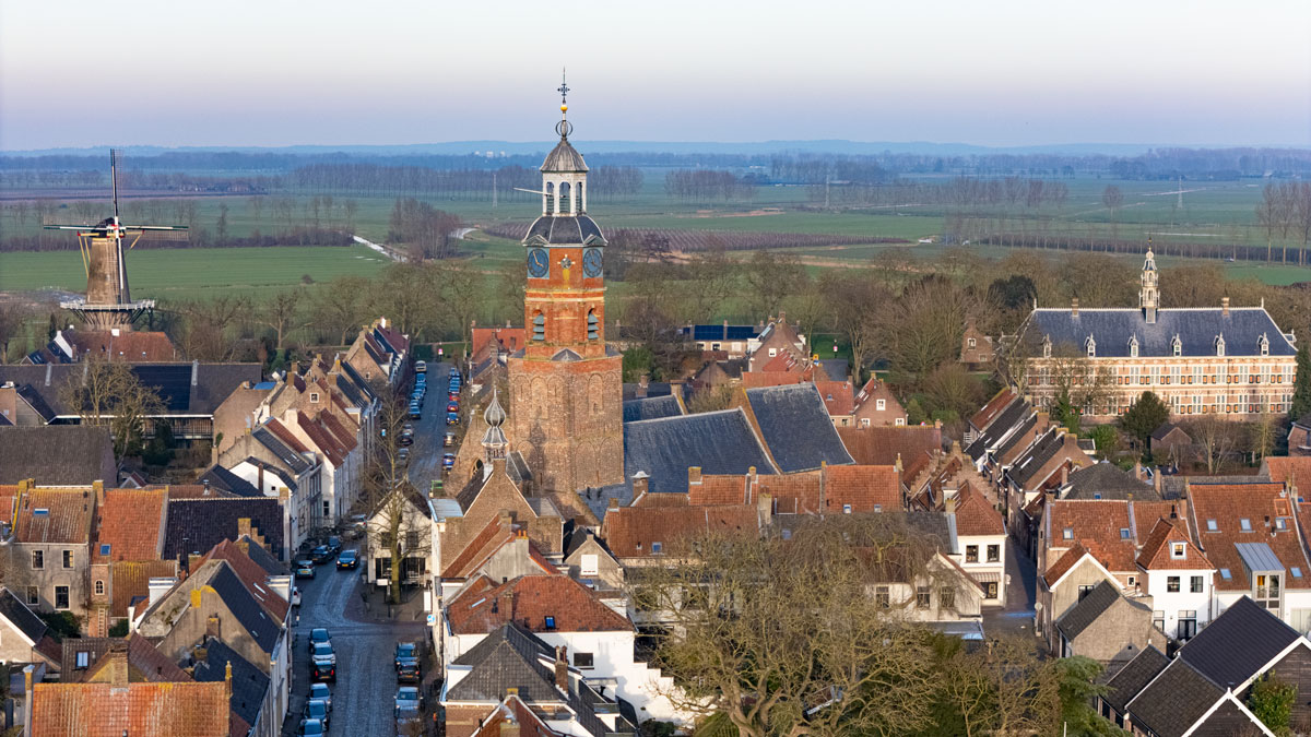 Vanuit de lucht komen de historische structuren en het omliggende landschap prachtig tot hun recht.