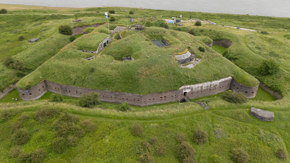 Fort Pannerden is een verborgen parel voor dronevliegers, gelegen in de provincie Gelderland. Dit historische fort, onderdeel van de Nieuwe Hollandse Waterlinie, biedt een indrukwekkend decor voor luchtfotografie en -videografie.